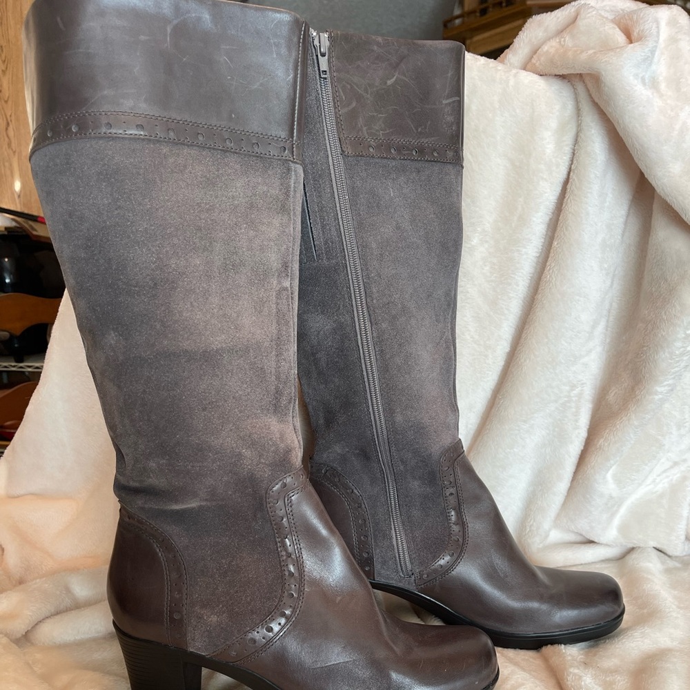 Clarks Gray calf leather and suede boots